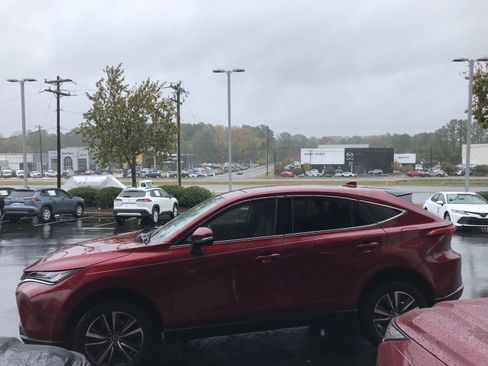 Used 2023 Toyota Venza LE image 9