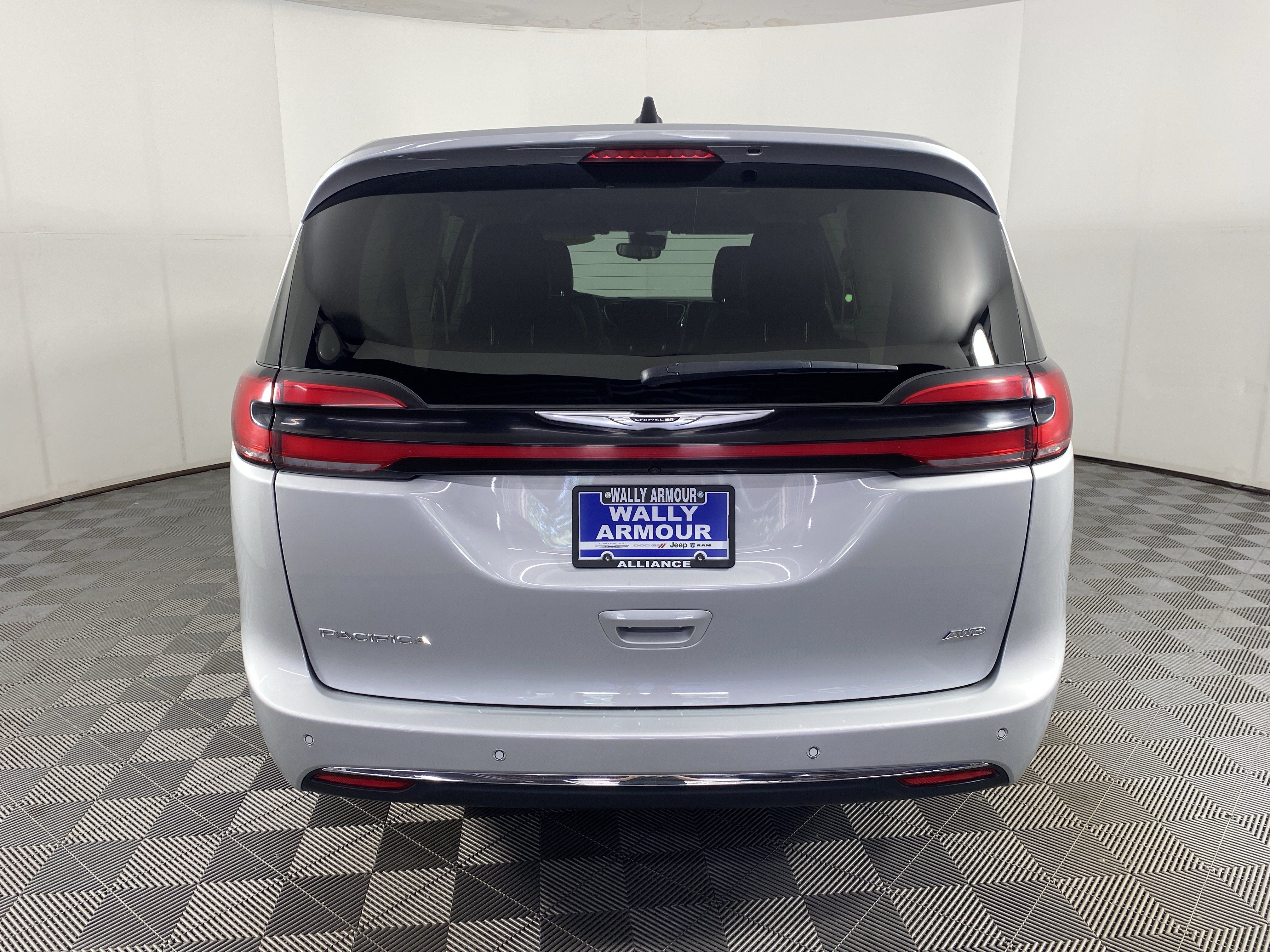 Used 2024 Chrysler Pacifica Touring-L AWD/4WD image 7