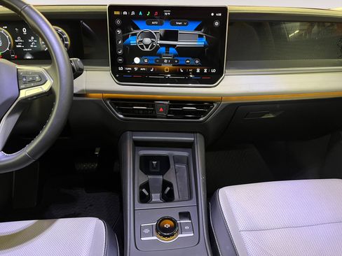 Certified 2025 Volkswagen Tiguan SE w/ Panoramic Sunroof Package AWD/4WD image 11