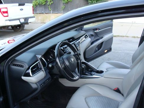 Used 2018 Toyota Camry SE FWD image 11