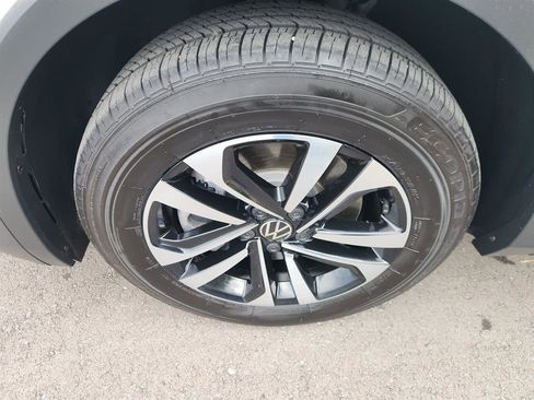 Certified 2024 Volkswagen Tiguan S image 9