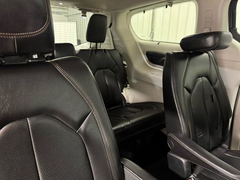 Used 2018 Chrysler Pacifica Touring-L Plus FWD image 12
