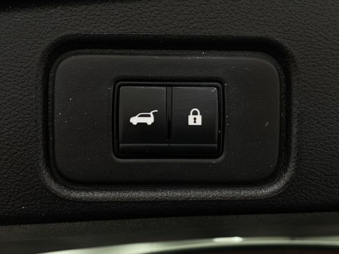 Used 2025 Nissan Pathfinder SV AWD/4WD image 7