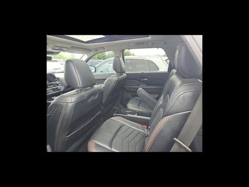 Used 2023 Nissan Pathfinder Platinum FWD image 2