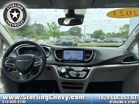 Used 2023 Chrysler Pacifica Touring-L FWD image 8