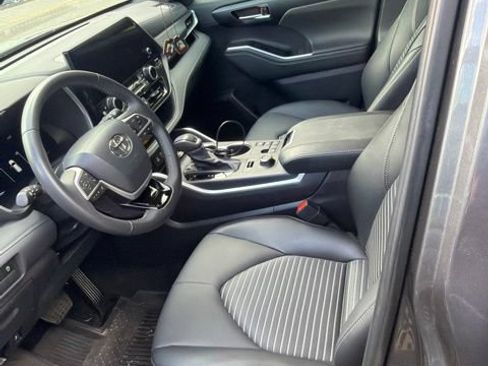 Used 2025 Toyota Highlander XSE AWD/4WD image 6