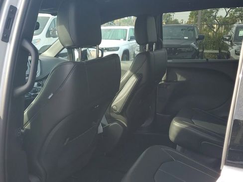 New 2026 Chrysler Pacifica Select image 15