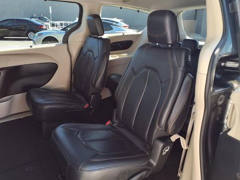 Used 2017 Chrysler Pacifica Touring-L Plus image 17
