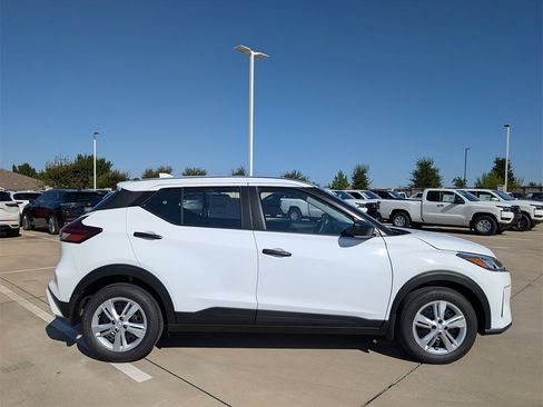 New 2025 Nissan Kicks Play S image 3