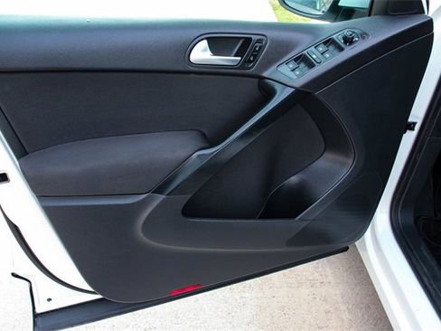 Used 2018 Volkswagen Tiguan Limited image 12