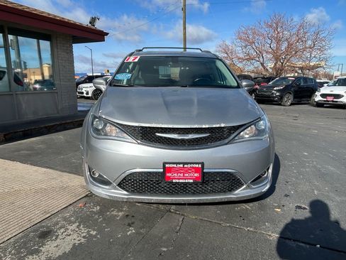 Used 2017 Chrysler Pacifica Touring-L Plus w/ Uconnect Theatre Group image 5