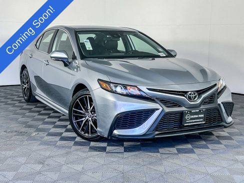Used 2023 Toyota Camry SE image 1