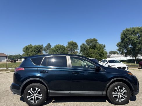 Used 2018 Toyota RAV4 LE FWD image 2