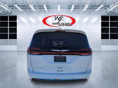 New 2026 Chrysler Pacifica Select FWD image 4