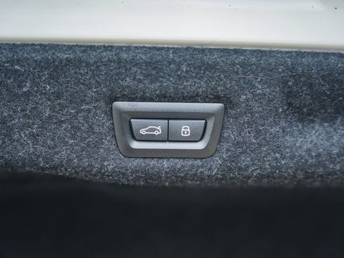 Used 2025 BMW 530i xDrive w/ Premium Package image 10