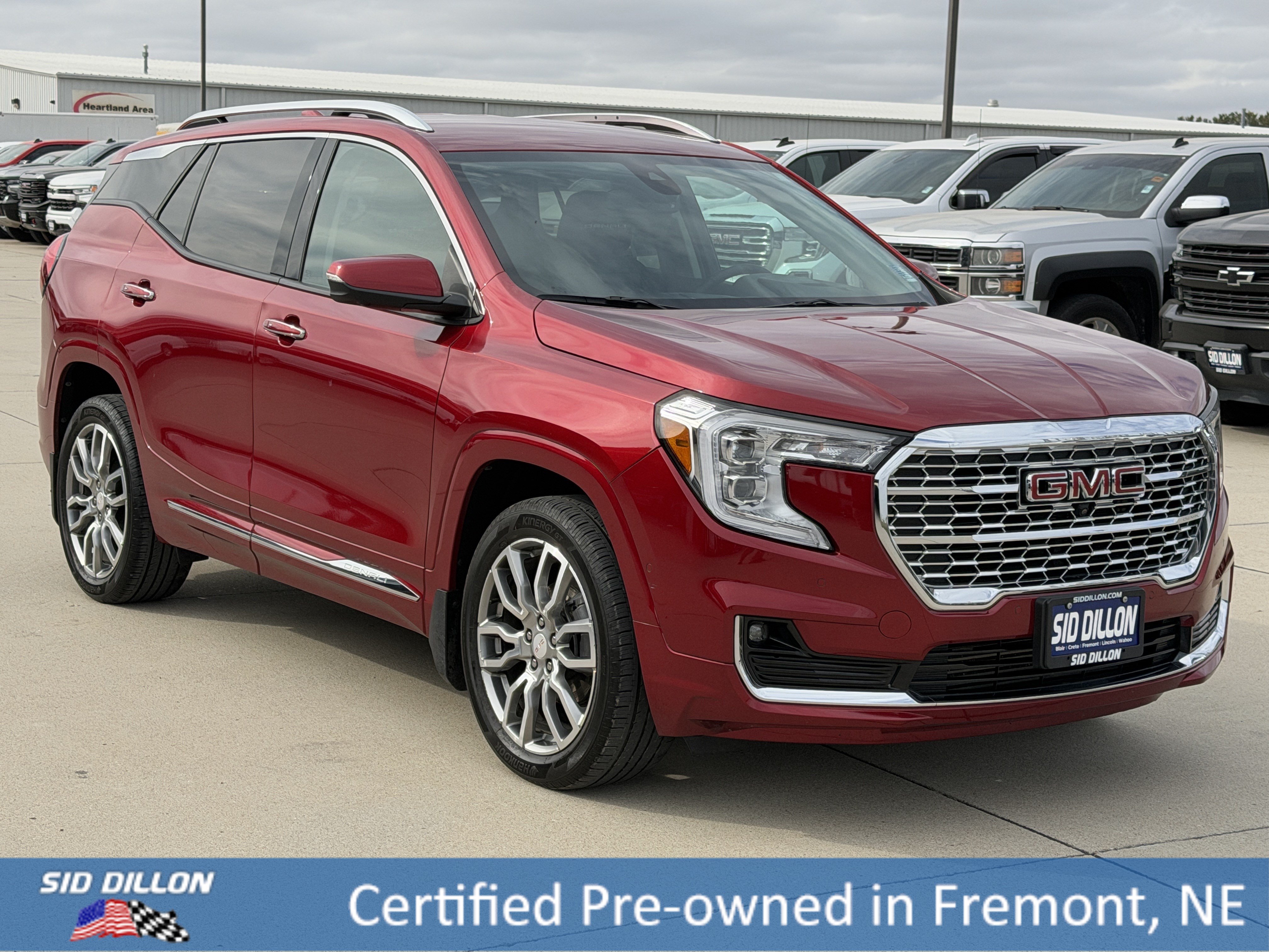 Used 2023 GMC Terrain Denali w/ Denali Premium Package AWD/4WD image 2