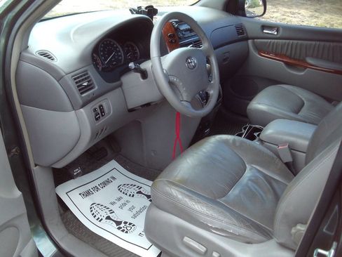 Used 2004 Toyota Sienna XLE image 18