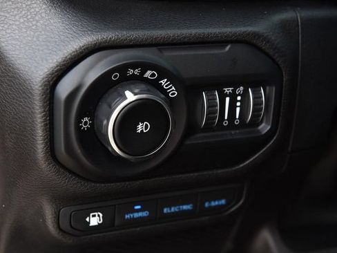 Used 2021 Jeep Wrangler Unlimited Sahara w/ Cold Weather Group AWD/4WD image 10