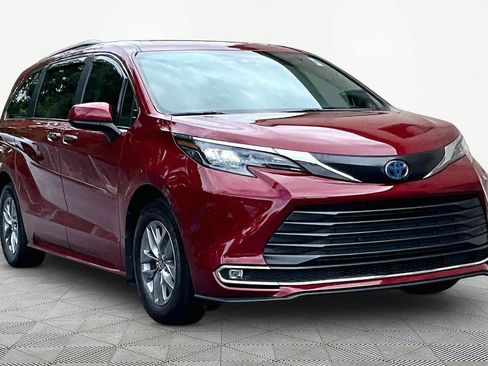 Used 2024 Toyota Sienna XLE FWD image 3