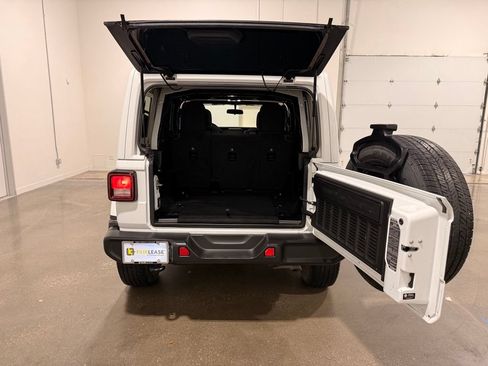 Used 2021 Jeep Wrangler Unlimited Sahara AWD/4WD image 9