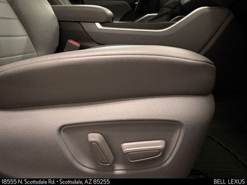 Used 2020 Toyota Highlander XLE FWD image 31