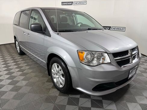 Used 2018 Dodge Grand Caravan SE w/ UConnect Hands-Free Group image 8