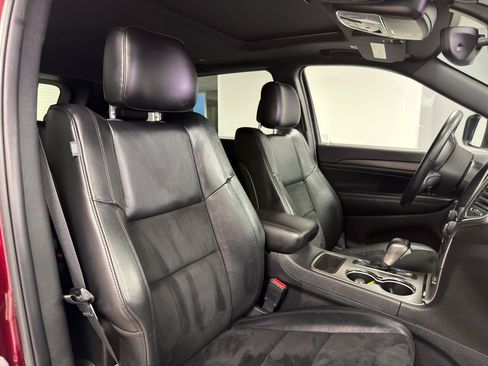Used 2018 Jeep Grand Cherokee Altitude AWD/4WD image 12