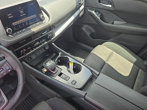 Used 2025 Nissan Rogue SV FWD image 26