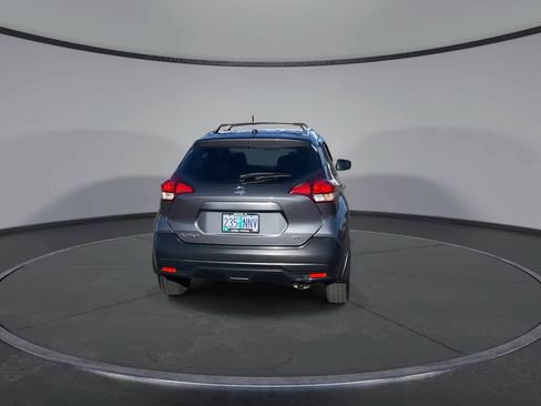 Used 2018 Nissan Kicks SV FWD image 7