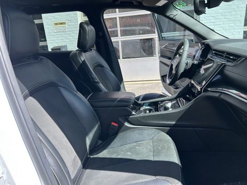 Used 2023 Jeep Grand Cherokee L Laredo image 13