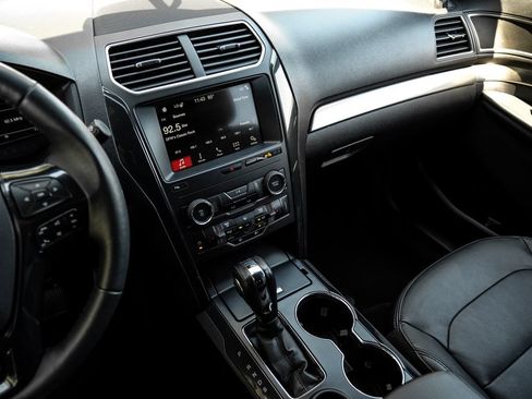 Used 2018 Ford Explorer XLT w/ Equipment Group 202A FWD image 33