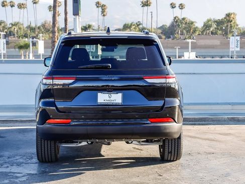 New 2025 Jeep Grand Cherokee Altitude image 8
