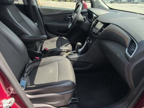 Used 2017 Chevrolet Trax LT w/ LT Convenience Package FWD image 28