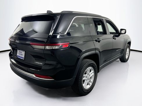 Used 2023 Jeep Grand Cherokee Laredo AWD/4WD image 5