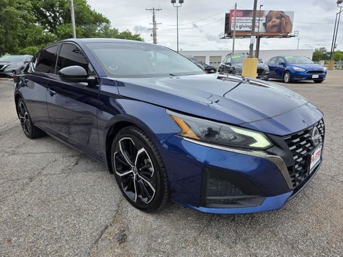 Used 2023 Nissan Altima 2.5 SR FWD image 3