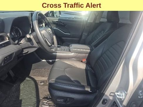 Used 2024 Toyota Highlander LE AWD/4WD image 10