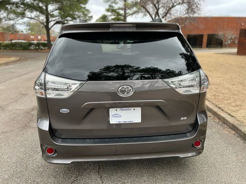 Used 2017 Toyota Sienna SE image 4