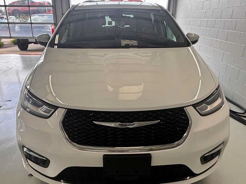 Used 2023 Chrysler Pacifica Touring-L FWD image 2