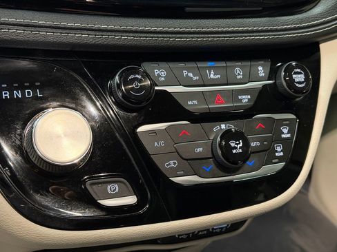 Used 2022 Chrysler Pacifica Touring-L w/ Uconnect Theater Family Group image 26