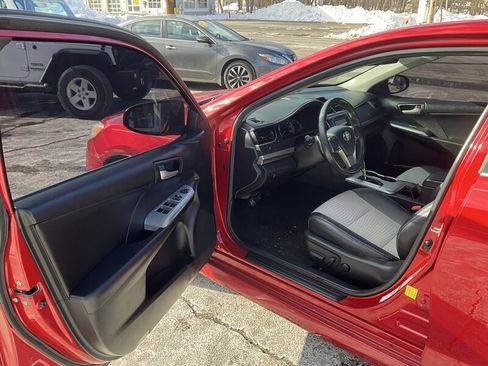 Used 2014 Toyota Camry SE image 19