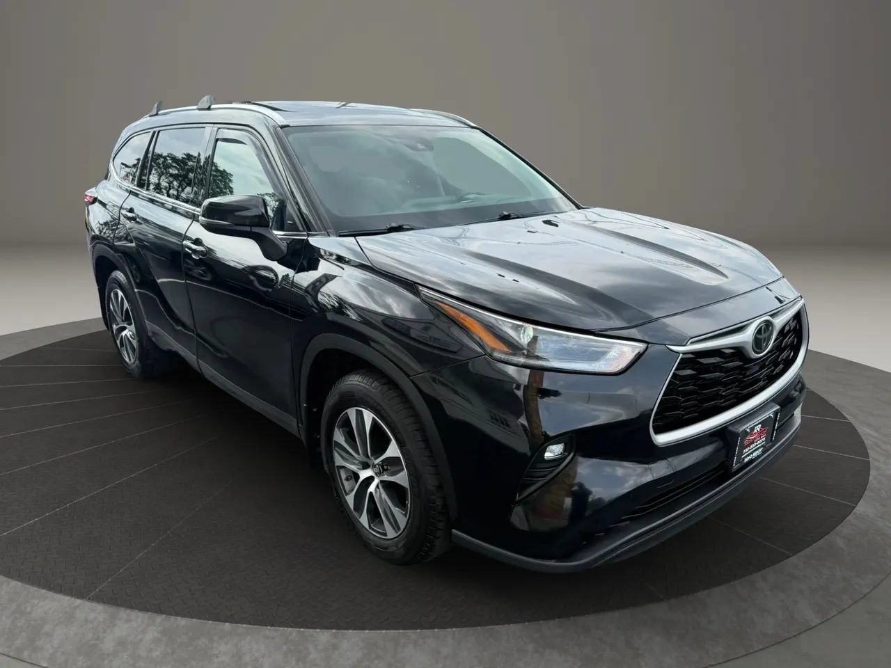 Used 2021 Toyota Highlander XLE AWD/4WD image 5