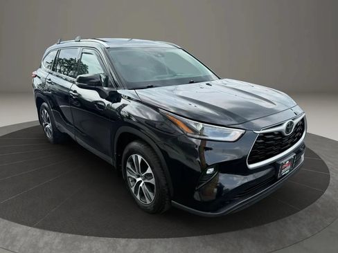 Used 2021 Toyota Highlander XLE AWD/4WD image 5