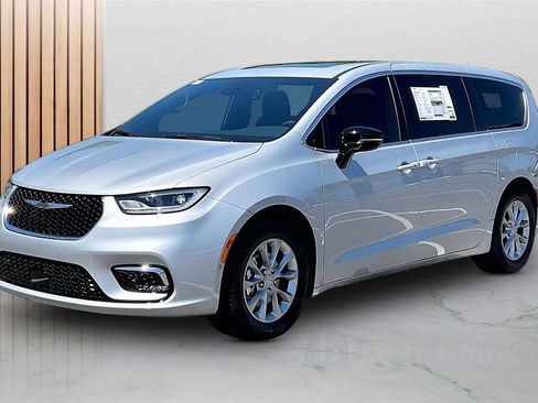New 2026 Chrysler Pacifica Limited w/ Trailer Tow Group FWD image 4