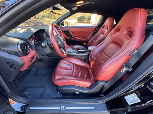 Used 2024 Nissan GT-R Premium w/ Premium Interior Package image 37