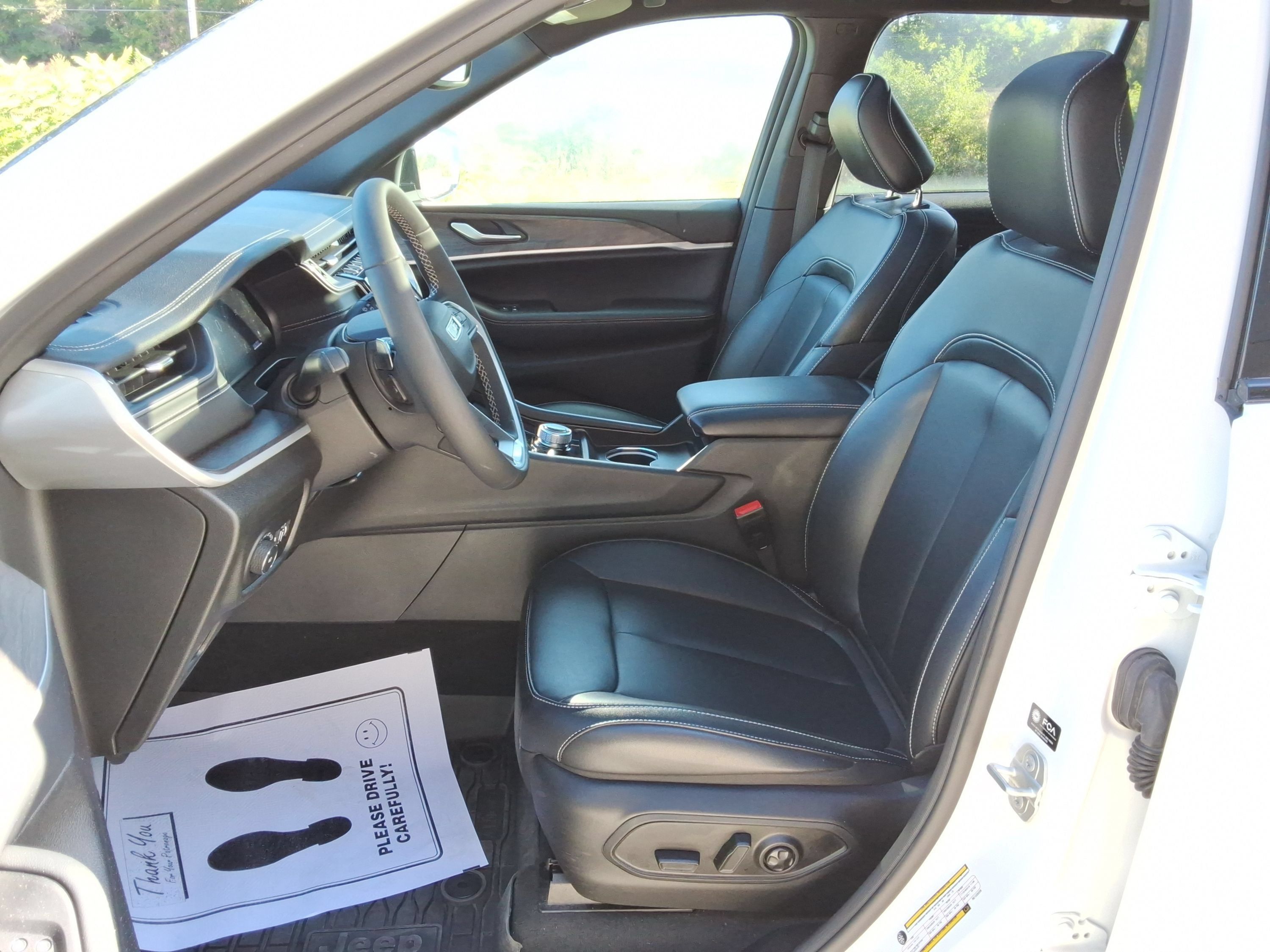Used 2024 Jeep Grand Cherokee Limited AWD/4WD image 29
