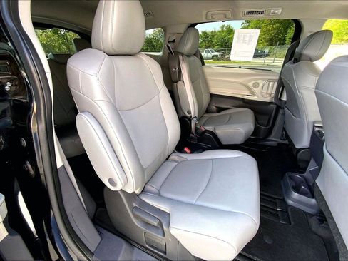 Used 2022 Toyota Sienna XLE FWD image 26