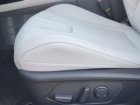 New 2026 Hyundai Elantra Limited FWD image 24