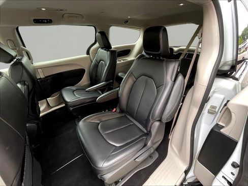 Used 2023 Chrysler Pacifica Touring-L FWD image 22