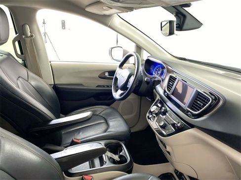 Used 2019 Chrysler Pacifica Touring-L image 15