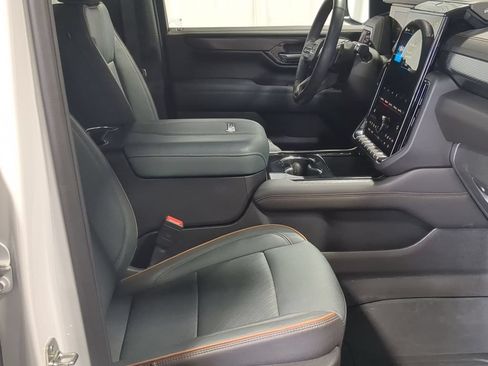 Used 2025 GMC Yukon AT4 w/ AT4 Premium Package AWD/4WD image 28